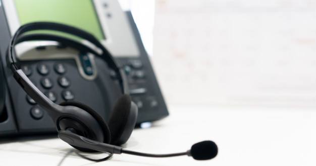 headset-with-telephone-devices-office-desk-customer-service-support-concept_42708-660